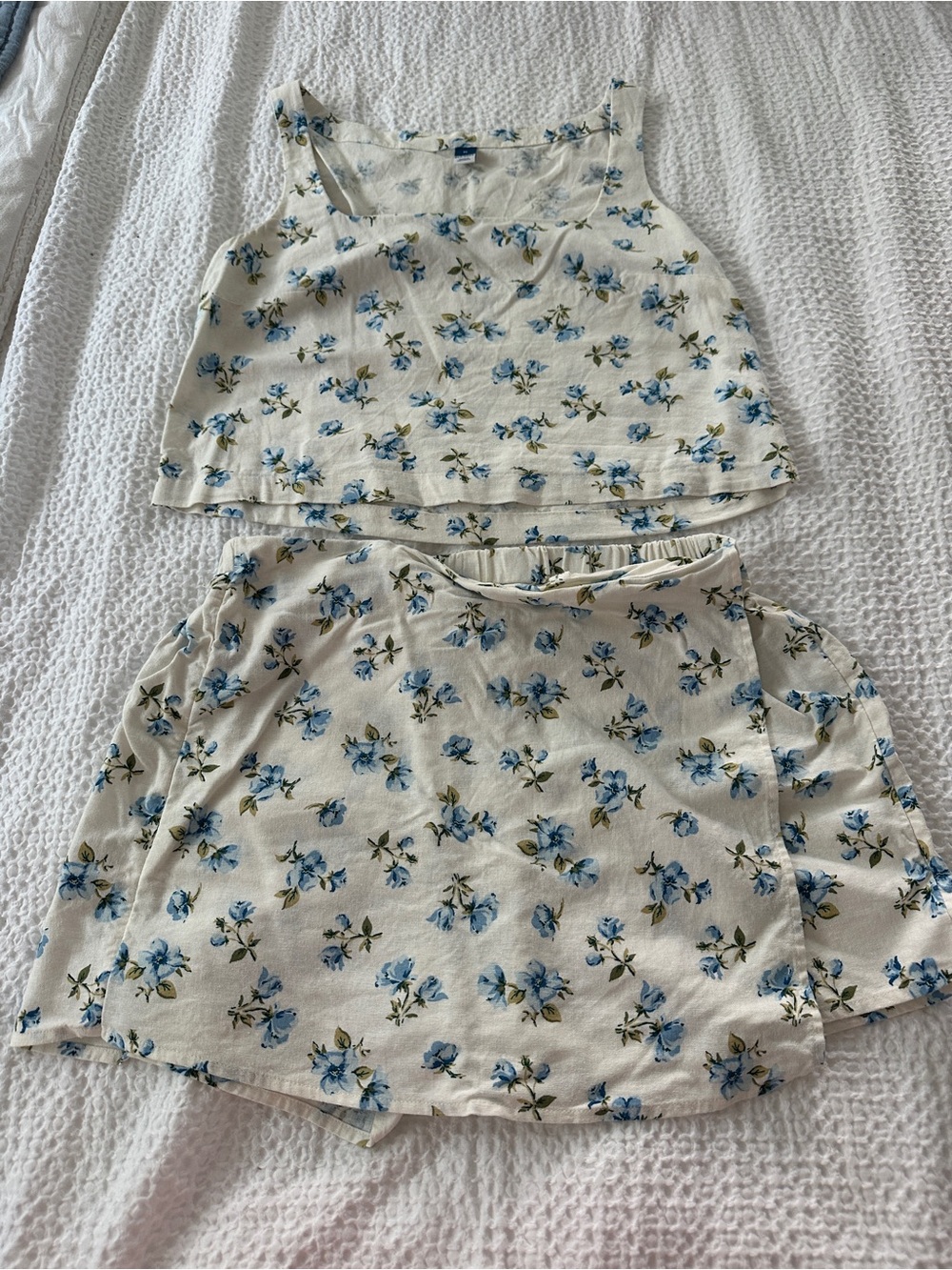 Old Navy women’s Cream & Blue Floral Tank & Skort Set